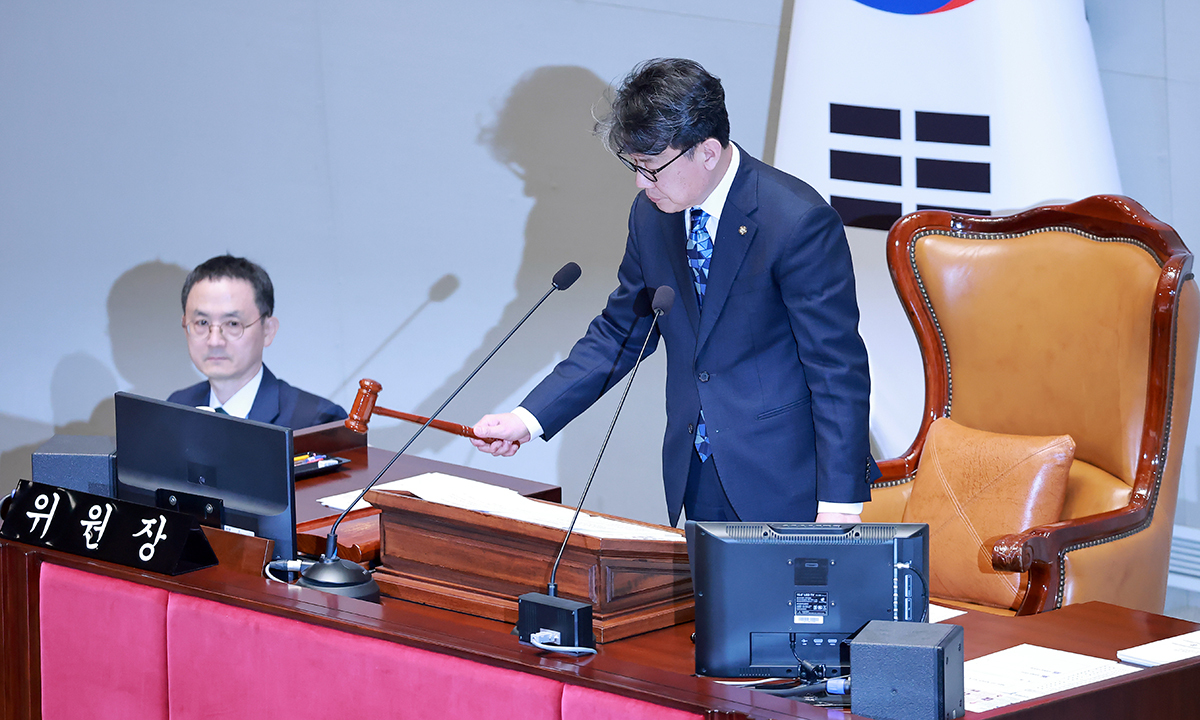 7일 국회에서 열린 예산결산특별위원회 전체회의에서 위원장인 더불어민주당 진성준 의원이 개의를 선언하고 있다. 연합뉴스