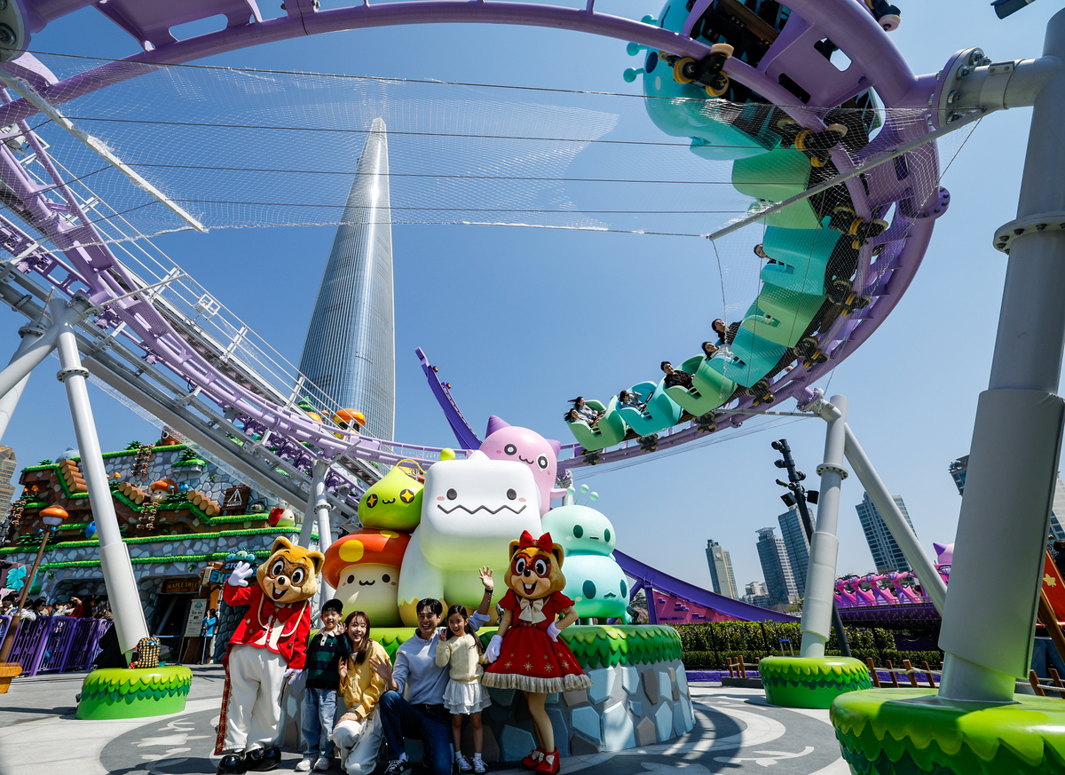 8일 서울 송파구 롯데월드 어드벤처 메이플 아일랜드존에서 나들이객들이 어트랙션을 즐기고 있다.