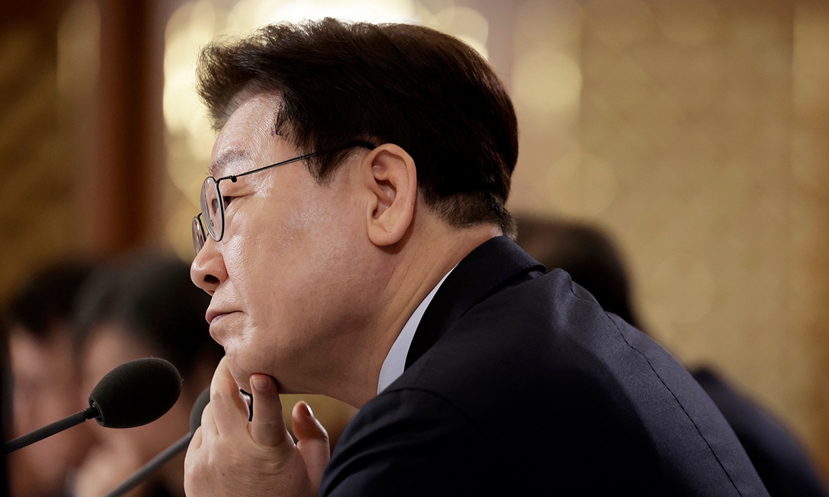 이재명 대통령이 9일 청와대에서 열린 국민경제자문회의 제1차 전체 회의에서 참석자 발언을 듣고 있다. 청와대통신사진기자단