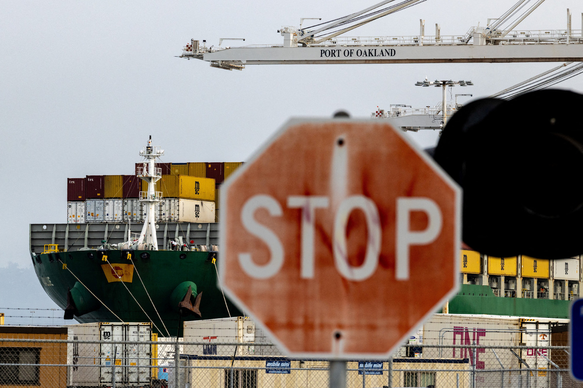 FILE PHOTO: A view of cargo ship with shipping containers at the port of Oakland following the Supreme Court's ruling that Trump had exceeded his authority when he imposed tariffs, in Oakland, California, U.S., February 23, 2026. REUTERS/Carlos Barria/File Photo/2026-04-10 08:19:24/ &amp;lt;저작권자 ⓒ 1980-2026 ㈜연합뉴스. 무단 전재 재배포 금지, AI 학습 및 활용 금지&amp;gt;