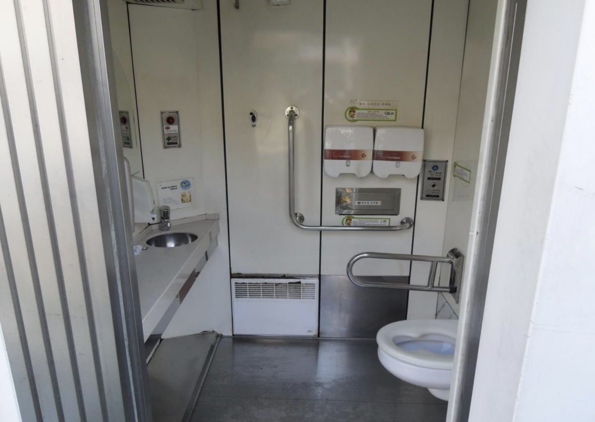 2013년 4월 서울시의 ‘무인자동 공중화장실 관리방안’ 문서에 포함된 무인자동 공중화장실 내부 이미지. 서울시 ‘무인자동 공중화장실 관리방안’ 문서 캡처.