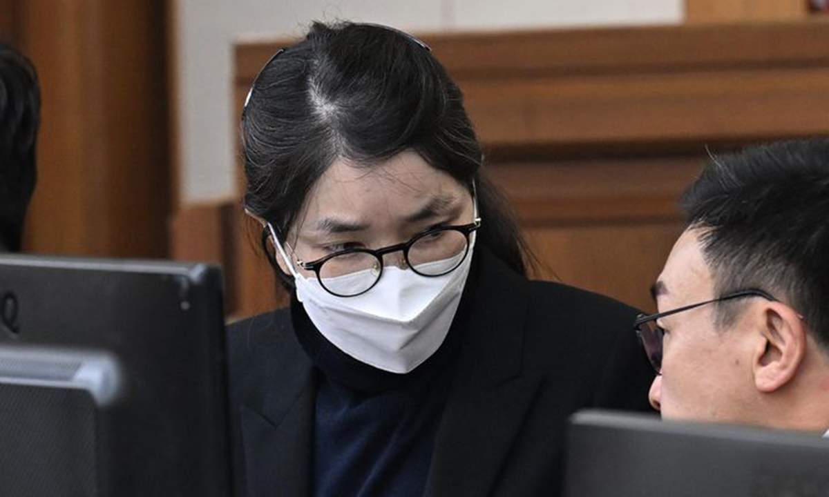 교육부는&nbsp;13일부터 24일까지 열흘간 국민대에 대한 종합감사를 실시한다고 10일 밝혔다. 사진은&nbsp;김건희 씨가 지난 2025년 12월 3일 서울 서초구 서울중앙지방법원에서 열린 자본시장법 위반 혐의 결심 공판에 출석해 변호인과 대화하고 있는 모습. 뉴시스