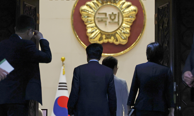 조성우 기자 = 제22대 국회 법사위원장, 운영위원장을 비롯한 11개 상임위원장 선출을 위한 본회의가 열린 10일 오후 서울 여의도 국회에서 야당 의원들이 본회의장에 들어서고 있다. 2024.06.10. xconfind@newsis.com