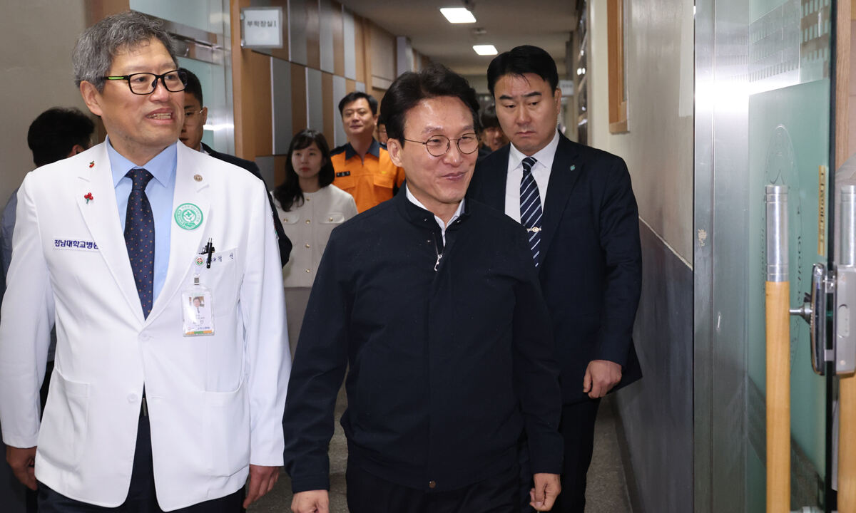 김민석 국무총리가 10일 광주 동구 전남대학교병원에서 열린 ''응급환자 이송체계 혁신 시범사업'' 종합간담회에 참석하고 있다. 왼쪽은 정신 전남대병원장. 연합뉴스