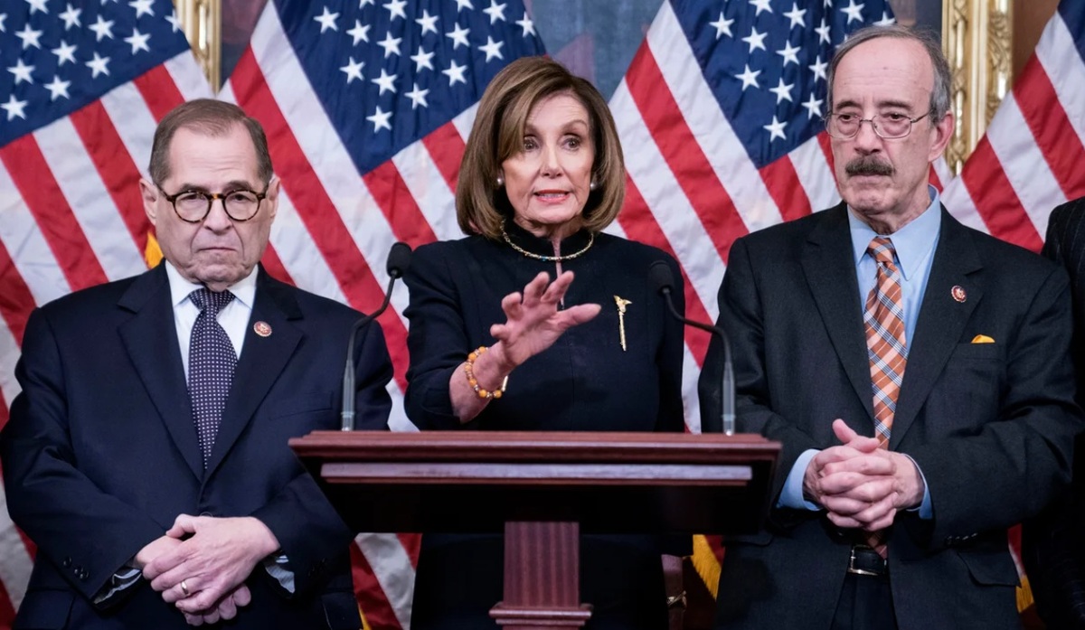 2019년 ‘우크라이나 스캔들’에 연루된 도널드 트럼프 미국 대통령 탄핵에 앞장선 민주당 지도부.&nbsp;오른쪽부터 당시 하원 외교위원장이던 엘리엇&nbsp;엥겔, 하원의장이던 낸시 펠로시, 하원 법사위원장이던 제리 네이들러. 게티이미지