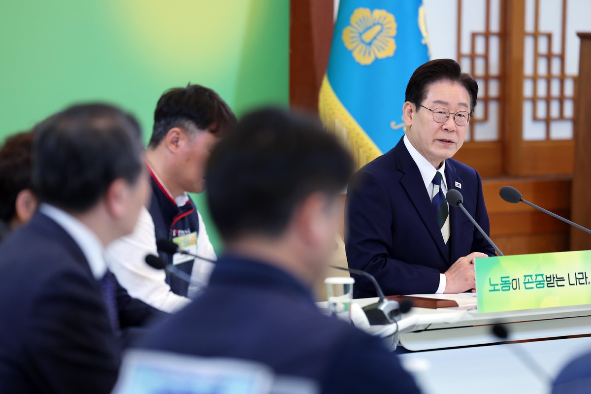 이재명 대통령이 10일 청와대에서 열린 민주노총 초청 간담회에서 발언하고 있다. 뉴시스