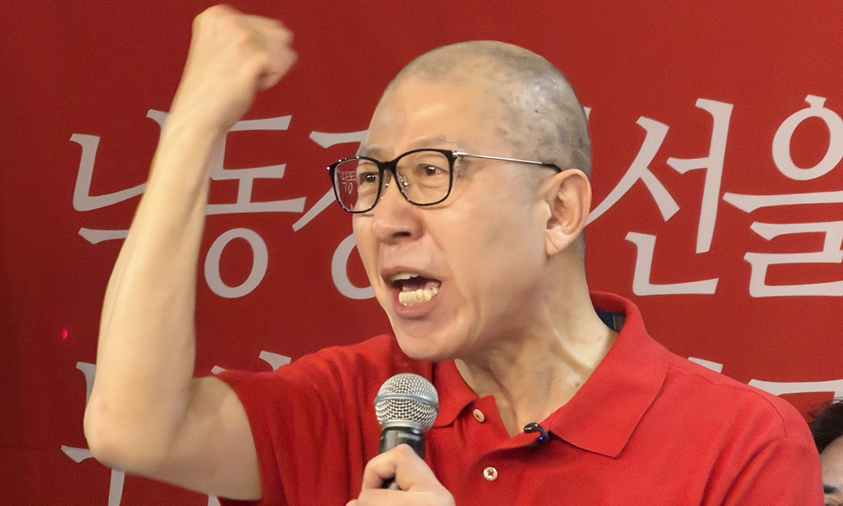 박형준 부산시장이 지난 3월 28일 부산진구 부전동의 한 빌딩에 마련된 경선 사무소 개소식에서 출마 선언을 하며 어퍼컷 세리머니를 하고 있다. 연합뉴스