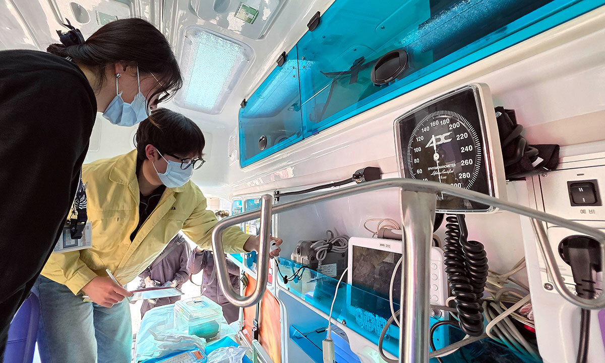 광주 한 종합병원에서 응급상황용 긴급출동 의료 장비를 점검하고 있다. 광주=연합뉴스