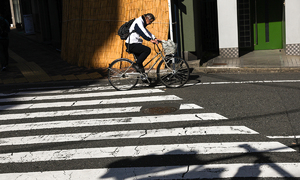 에어팟 끼면 5000엔…日 자전거 벌금 물리자 우비 '불티'