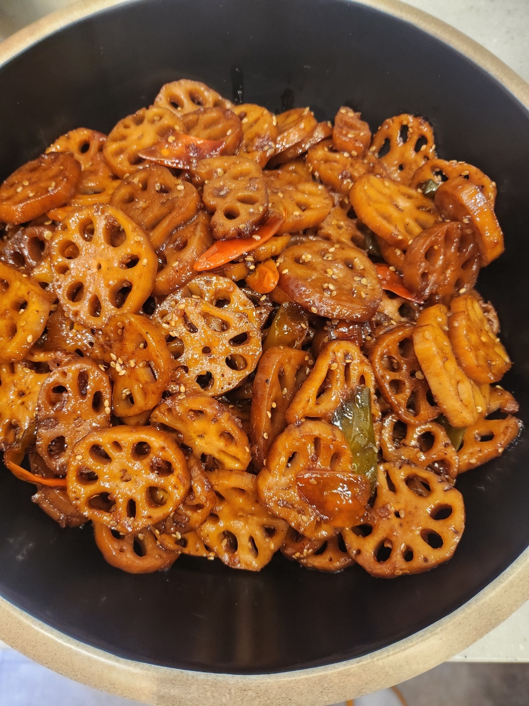 연근은 식이섬유가 많아 장 운동과 배변 활동을 도와준다. 미네랄 함량도 높아 염증 예방과 관리에 긍정적 영향을 줄 수 있다. 박윤희 기자