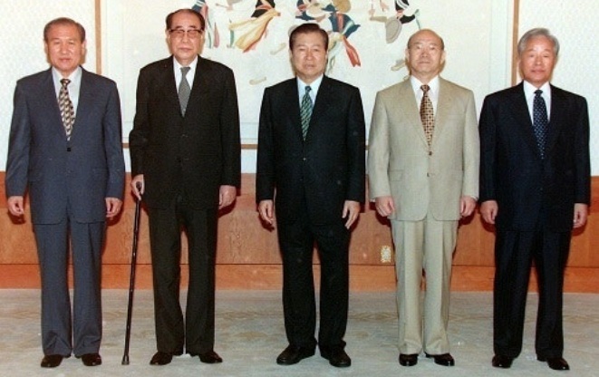 김대중정부 시절인 1998년 7월31일 청와대에서 열린 전·현직 대통령들의 만찬 회동 기념사진. 왼쪽부터 노태우(재임 1988∼1993), 최규하(1979∼1980), 김대중(1998∼2003), 전두환(1980∼1988), 그리고 김영삼(1993∼1998) 전 대통령. 연합