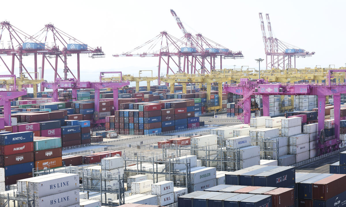 인천 연수구 인천신항 야적장에 컨테이너가 놓여 있다. 뉴시스