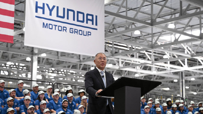 정의선 현대차그룹 회장이 지난해 미국 조지아주 ‘현대자동차그룹 메타플랜트 아메리카’ 준공식에 참석해 환영사를 하는 모습. 현대차그룹 제공