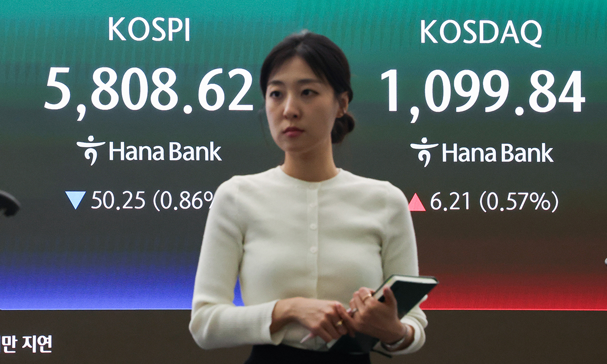 13일 서울 중구 하나은행 본점 딜링룸 현황판에 코스피, 코스닥 지수가 표시돼 있다. 연합뉴스