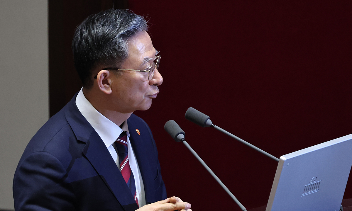 정성호 법무부 장관이 13일 서울 여의도 국회에서 열린 제434회국회(임시회) 제4차 본회의에서 대정부 질문에 답변하고 있다. 뉴시스