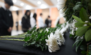 막내 품에 안은 아내 “어린 자식들 어떡하라고” 오열