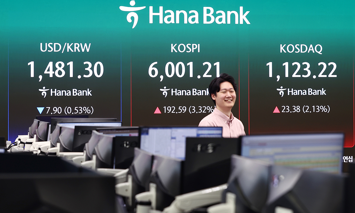 14일 서울 중구 하나은행 본점 딜링룸 전광판에 코스피 지수 등이 나오고 있다. 뉴스1