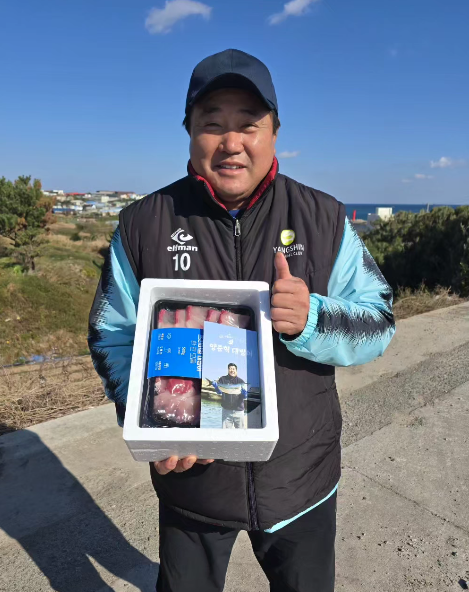 양준혁이 직접 키운 대방어를 들어 보이며 환하게 웃고 있다. 양준혁 SNS