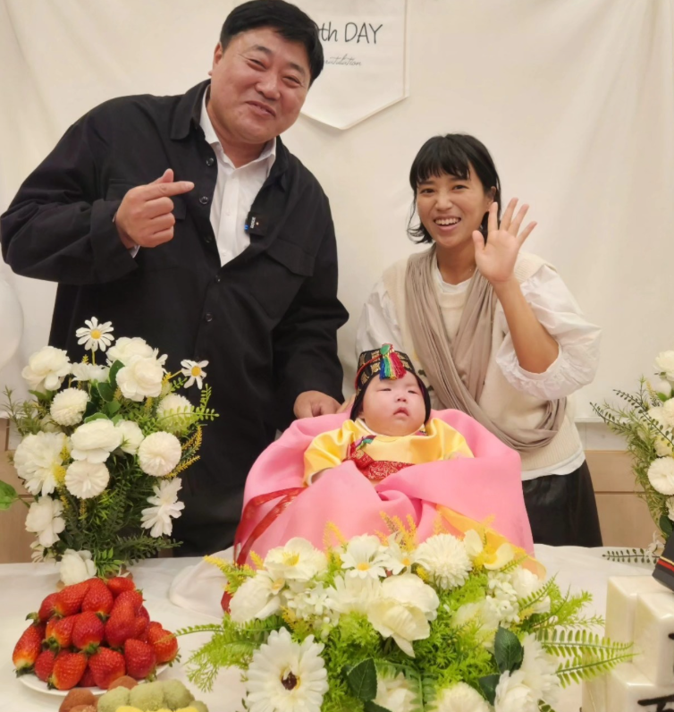 양준혁이 아내와 함께 딸의 100일을 축하하며 가족사진을 찍고 있다. 양준혁 SNS