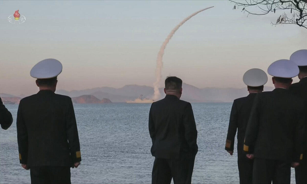 김정은 국무위원장은&nbsp;지난&nbsp;12일&nbsp;5000t급 신형 구축함 최현호에서 진행된 전략순항미사일과 반함선(함대함)미사일 시범발사를 참관했다. 조선중앙TV 뉴시스