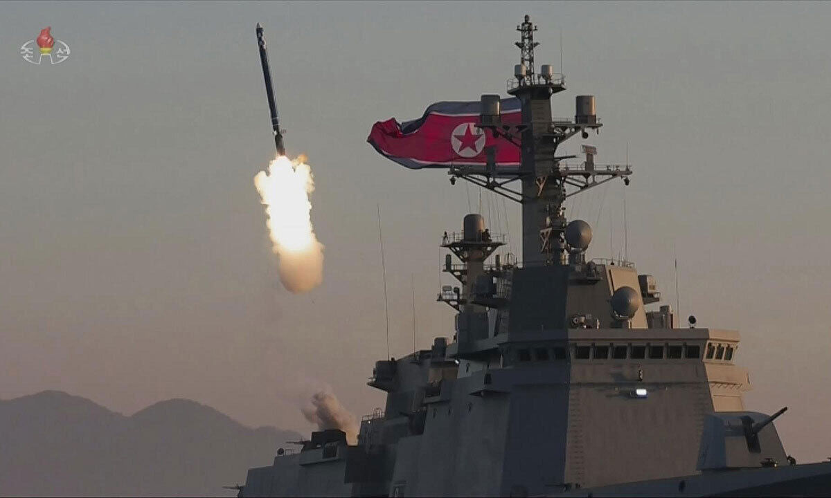 북한 조선중앙TV는 김정은 국무위원장 참관 하에 5000t급 신형 구축함 최현호에서 전략순항미사일과 반함선(함대함)미사일을 시험발사했다고 14일 보도했다.&nbsp;조선중앙TV 뉴시스