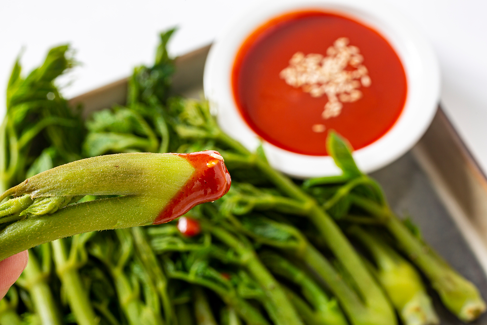 끓는 물에 소금을 약간 넣고 1~2분 데친 뒤 찬물에 헹궈내면 두릅 숙회가 완성된다. 클립아트코리아 제공