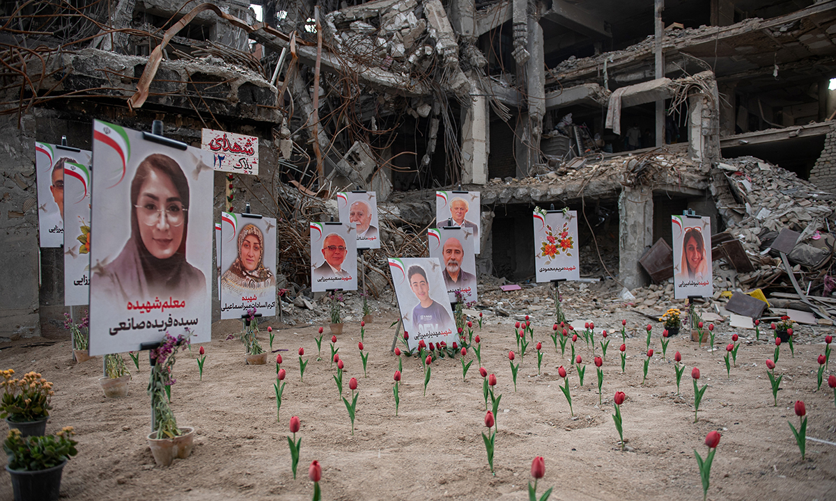 폐허가 된 테헤란 주택가… 희생자 추모의 꽃 미국과 이스라엘의 공습으로 사망한 이란인들의 사진이 13일(현지시간) 이란 수도 테헤란의 한 주택 자리에 전시돼 있다. 미·이란 종전회담 ‘노딜’ 이후 미국이 호르무즈해협 역봉쇄에 나서며 ‘2주 휴전’이 진행 중임에도 양국의 긴장감은 최고조에 달한 상황이다. 테헤란=UPI연합뉴스