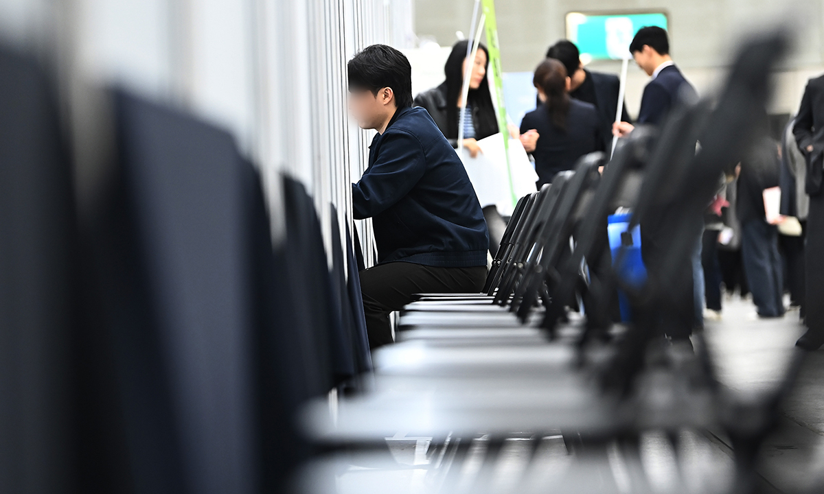 지난 9일 2026 수원시 일자리박람회를 찾은 구직자가 취업상담을 하고 있다. 뉴시스