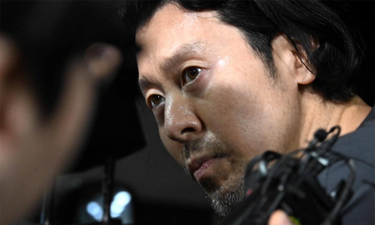 항공사 기장을 살해한 혐의로 구속된 김동환(49)이 검찰에 송치되기 위해 지난 3월 26일 오전 부산 부산진경찰서에서 호송차량으로 이동하고 있다. 부산=뉴시스