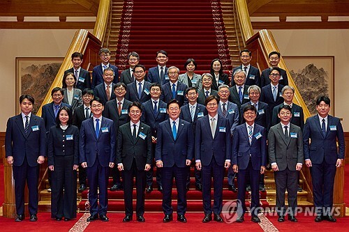 이재명 대통령이 15일 청와대에서 규제합리화위원회 제1차 전체회의 참석자들과 기념 촬영을 하고 있다.