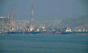 “호르무즈 통행 제한적 회복…하루동안 20여척 통과”