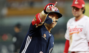 화끈 이적포·낭만 3루타… 봄 야구, 눈 돌릴 틈이 없다