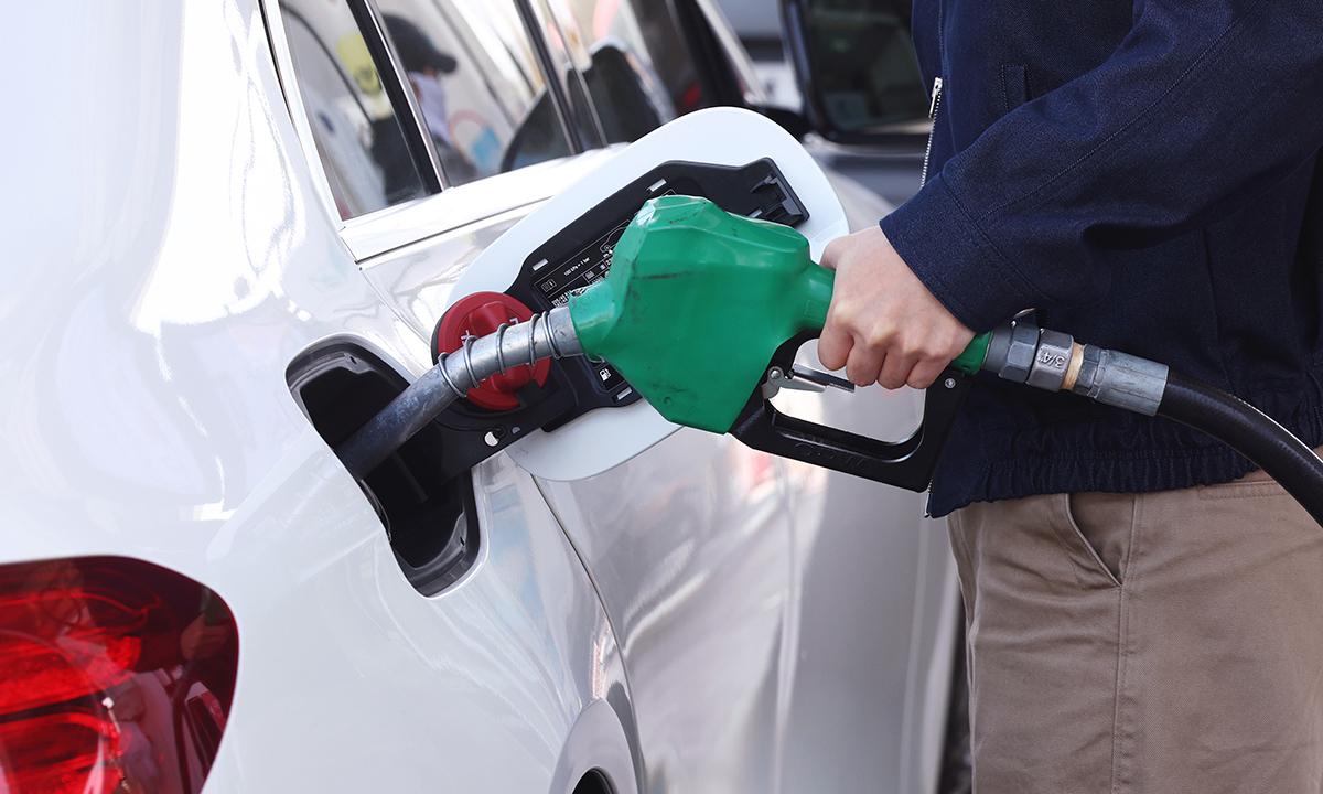 국제유가 변동성이 이어지는 상황에서 정부가 3차 석유 최고가격을 2차와 같은 가격으로 동결하면서 논란이 가열되고 있다. 사진은 지난 12일 서울의 한 주유소 모습. 연합뉴스