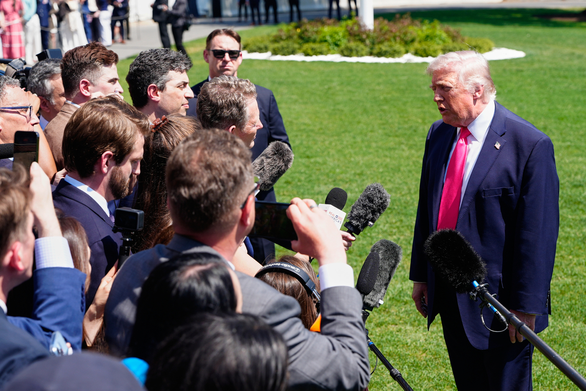 President Donald Trump speaks with reporters before departing on Marine One from the South Lawn of the White House, Thursday, April 16, 2026, in Washington. (AP Photo/Alex Brandon)/2026-04-17 05:27:05/ &amp;lt;저작권자 ⓒ 1980-2026 ㈜연합뉴스. 무단 전재 재배포 금지, AI 학습 및 활용 금지&amp;gt;