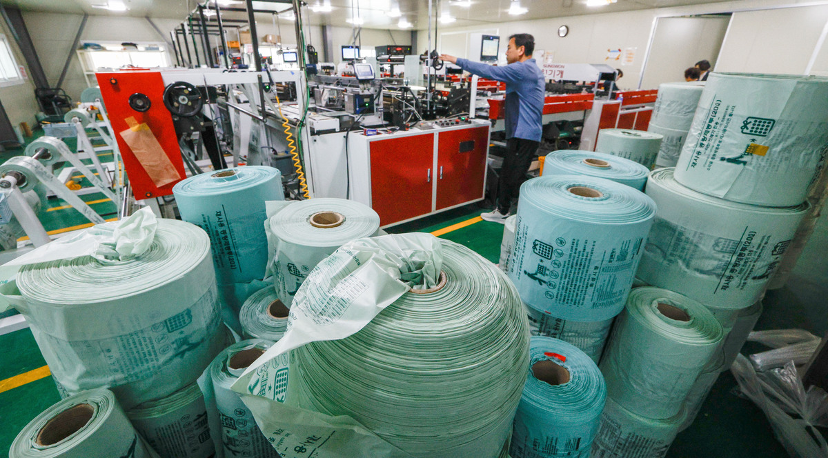 미국과 이란 간 전쟁 영향으로 쓰레기봉투 제작에 필요한 나프타 수급이 불안정해지는 가운데 7일 경기도 화성시 한 공장에서 쓰레기 봉투가 제작되고 있다. 화성=최상수 기자