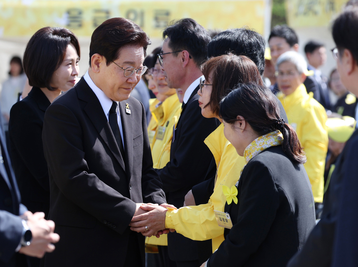 이재명 대통령과 김혜경 여사가 16일 경기 안산시 단원구 화랑유원지에서 열린 세월호 참사 12주기 기억식에 참석해 희생자 유가족들과 인사를 하고 있다. 안산=남정탁 기자