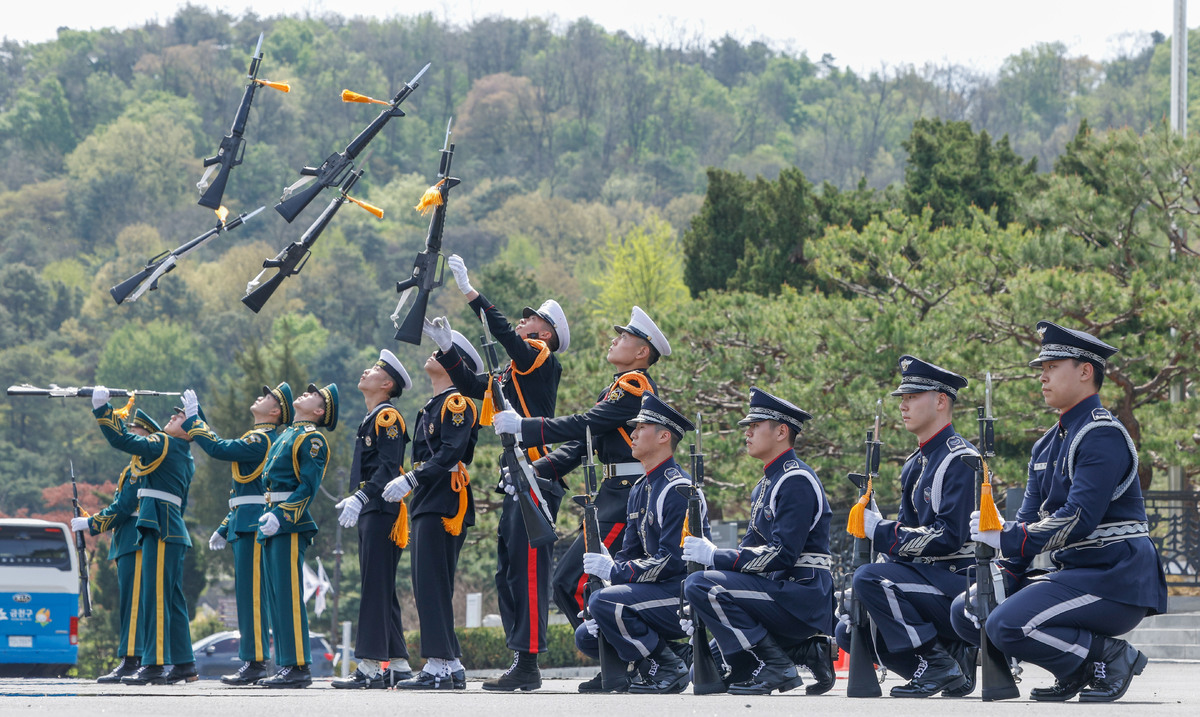 16일 서울 동작구 국립서울현충원에서 현충문 정례의장행사가 열린 가운데 의장대가 동작시범을 보이고 있다. 최상수 기자