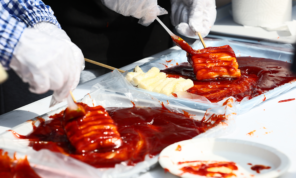 식품의약품안전처가 새&nbsp;학기를 맞이해 학교 주변 무인점포, 분식점, 학교·유치원 집단급식소 등을 점검한 결과&nbsp;식품위생법을 위반한 업체 26곳을 적발했다. 사진은 떡꼬치. 연합뉴스