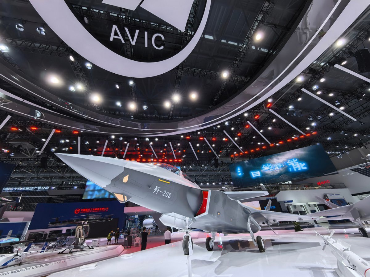 중국&nbsp;J-20 스텔스기의 복좌형인 J-20S 모형이 전시되어 있다. 세계일보 자료사진