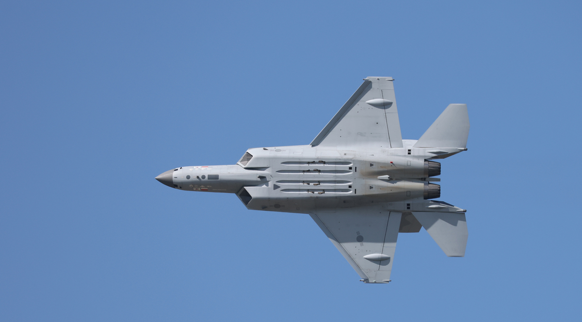 KF-21 시제기가 기체 하부를 드러낸 채 비행을 하고 있다. 세계일보 자료사진