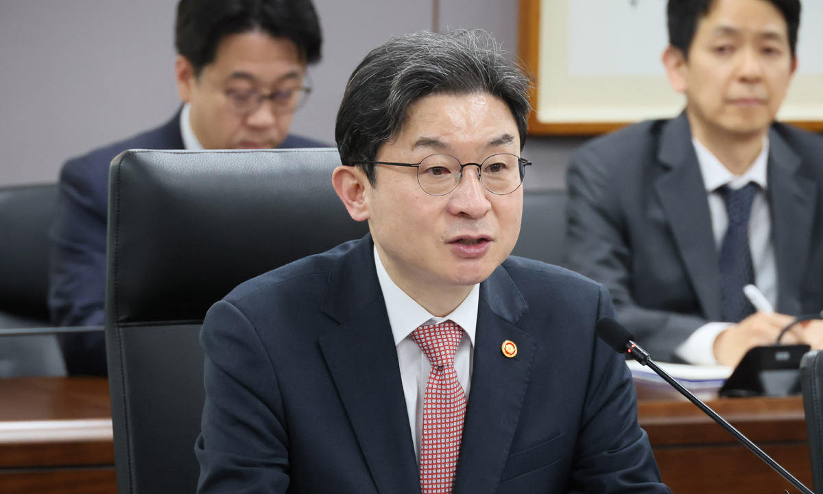 이억원 금융위원장이 17일 서울 종로구 정부서울청사에서 열린 제3차 중동상황 피해업종 관련 산업ㆍ금융권 간담회(철강)에서 발언하고 있다. 연합뉴스