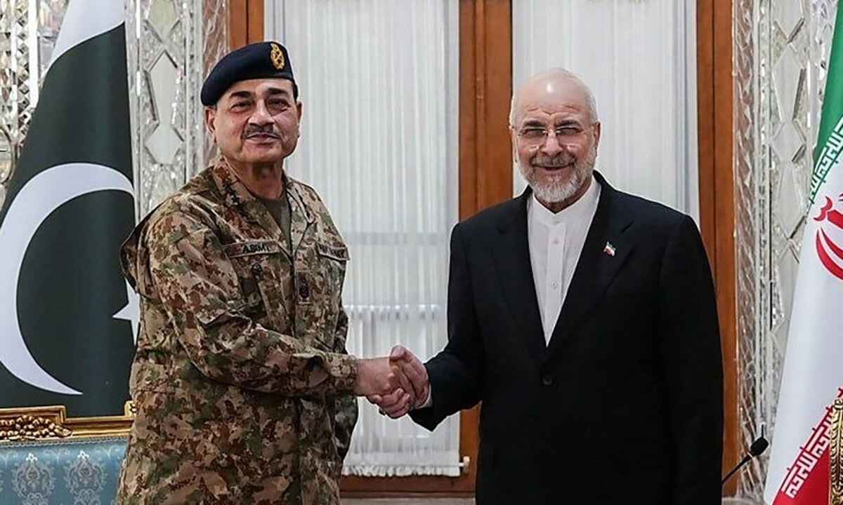 지난 16일(현지시간) 이란 테헤란을 방문 중인 아심 무니르 파키스탄군 총사령관(왼쪽)이 모하마드 바게르 갈리바프 이란 의회 의장과 만나 악수하고 있다. AFP연합뉴스