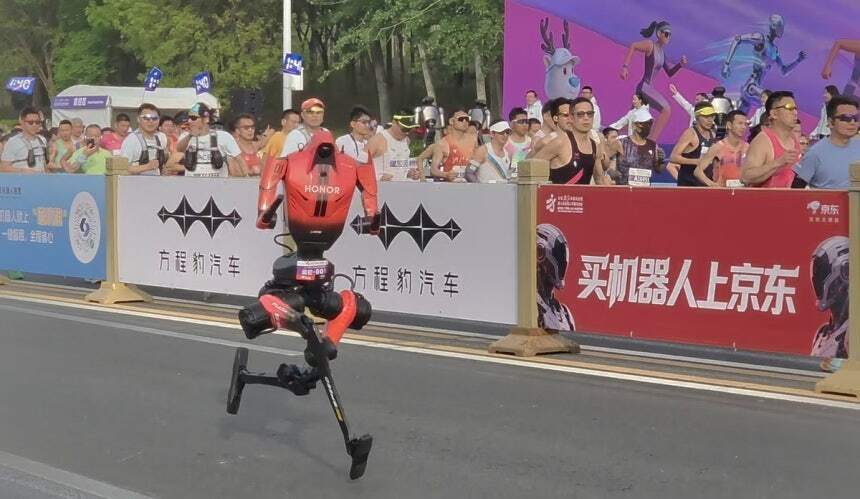 19일 중국 베이징시 이좡에서 개최된 ‘제2회 휴머노이드 로봇 하프마라톤 대회’에 참가한 아너의 ‘샨뎬’이 출발해 빠르게 뛰고 있다. 연합뉴스