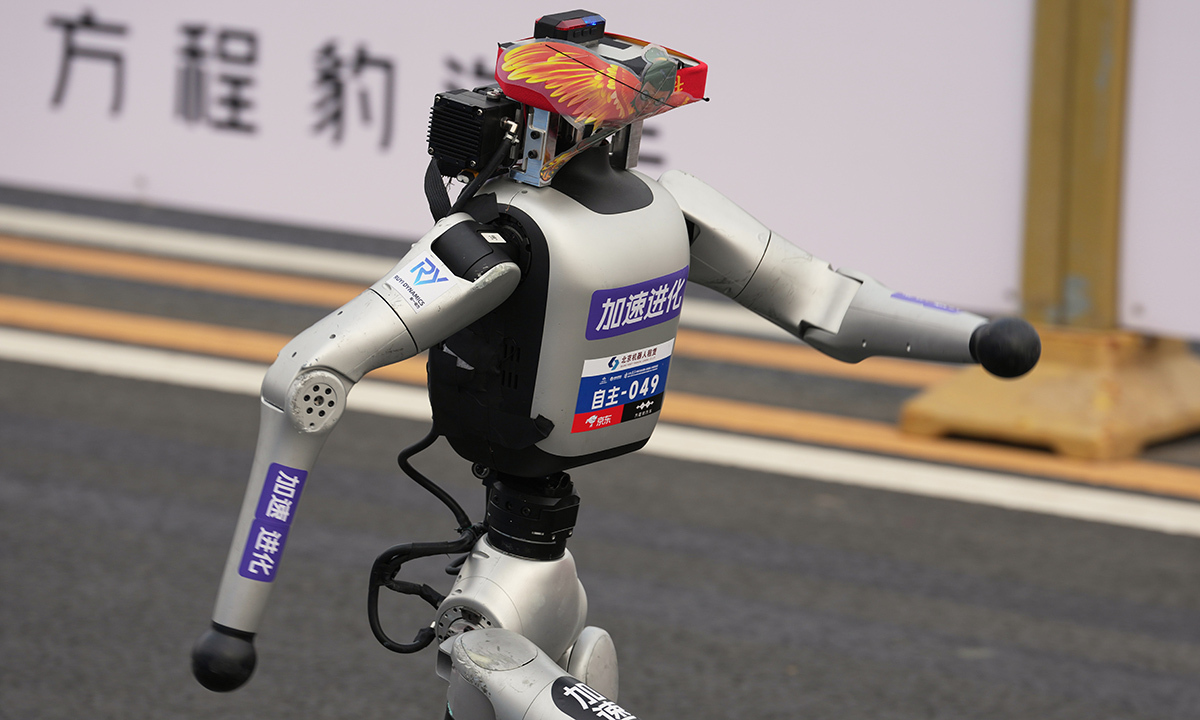 중국 베이징 이좡에서 개최된 ‘제2회 휴머노이드 로봇 하프마라톤 대회’에 한 로봇이 출발하고 있다. AP연합뉴스