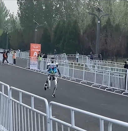 19일(현지시간) 중국 베이징에서 열린 제2회 로봇 하프 마라톤 대회에서 스마트폰 제조사인 아너(honor)의 휴머노이드 로봇 '산뎬(闪电:Thunder)'이 50분 26초의 기록으로 우승을 차지했다. 엑스(X·옛 트위터) 제공