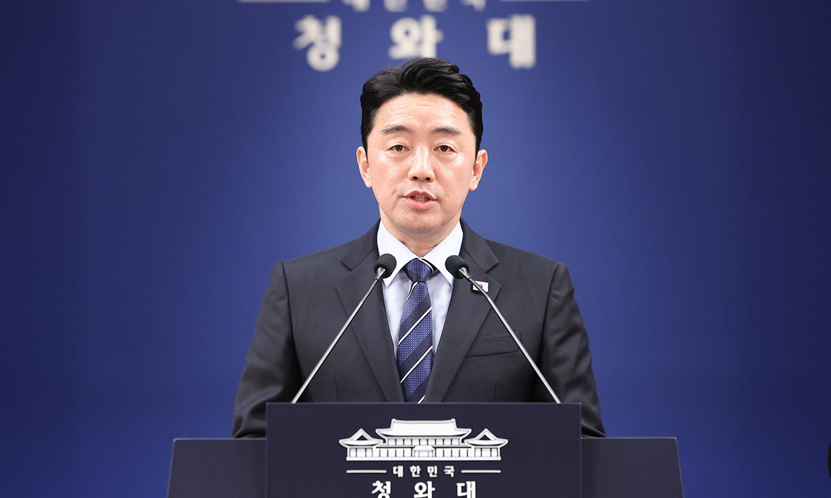 강훈식 비서실장이 19일 청와대에서 국회에 특별감찰관 임명 절차 개시 재요청 관련 이재명 대통령 지시사항 브리핑을 하고 있다.