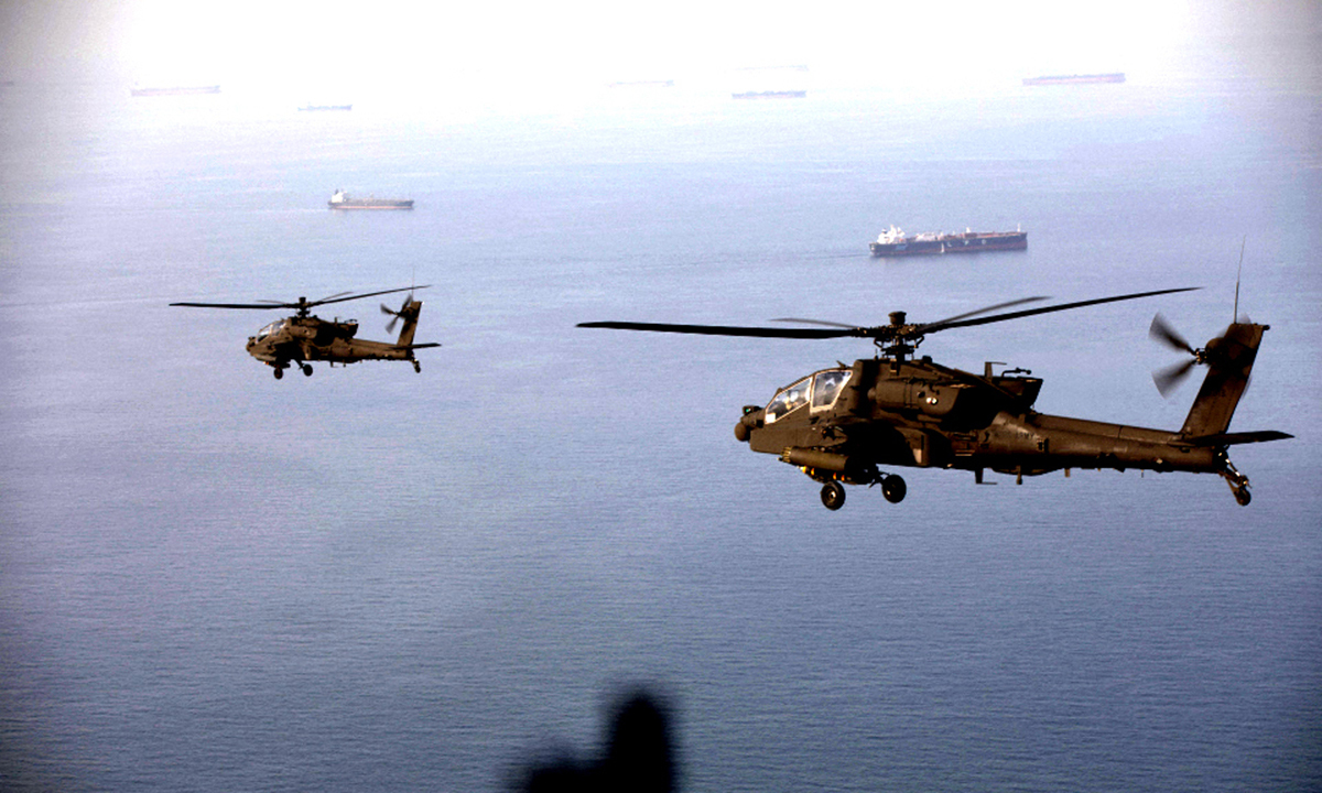 호르무즈 상공 누비는 美헬기 미군 AH-64 아파치 헬기가 17일(현지시간) 호르무즈해협 상공을 비행하고 있다. 이란은 이날 호르무즈해협 개방을 선언했으나 이튿날 다시 폐쇄 방침을 밝히면서 미국과 이란 간 협상 결과를 둘러싼 불확실성이 한층 커졌다. 미 중부사령부 제공, AFP연합뉴스