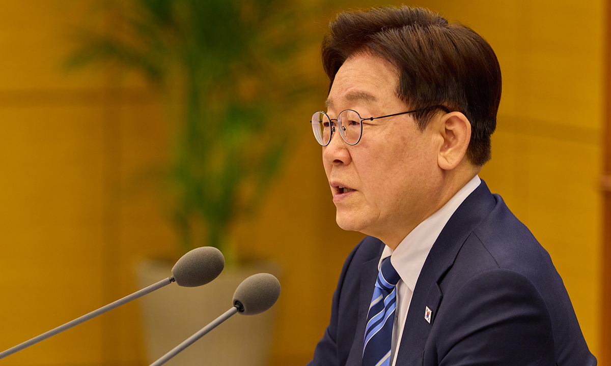 이재명 대통령이 지난 17일 청와대에서 프랑스·영국이 주도하는 호르무즈 해협 자유항행에 관한 화상 정상회의를 하고 있다. 청와대 제공