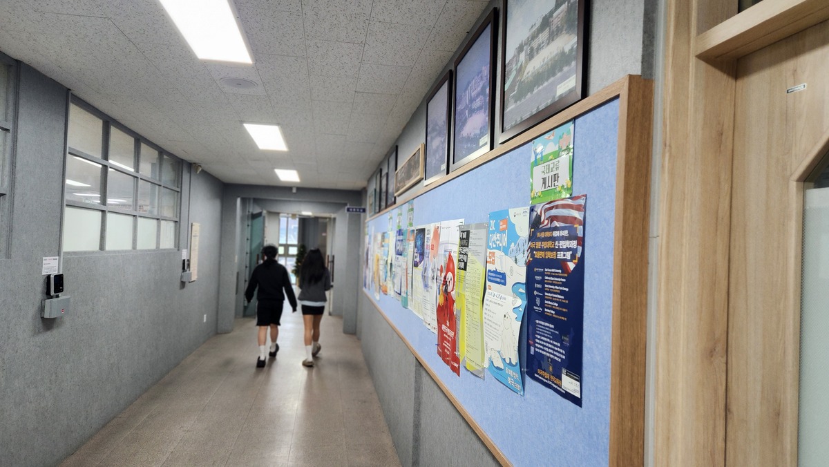 서울 마포구 백범로 서울디자인고 복도. 김청중 논설위원