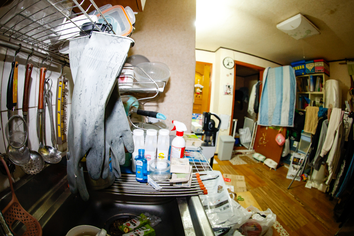 청소년 방임 가정 거주 환경 스케치 /2026.03.27. 성남=유희태 기자